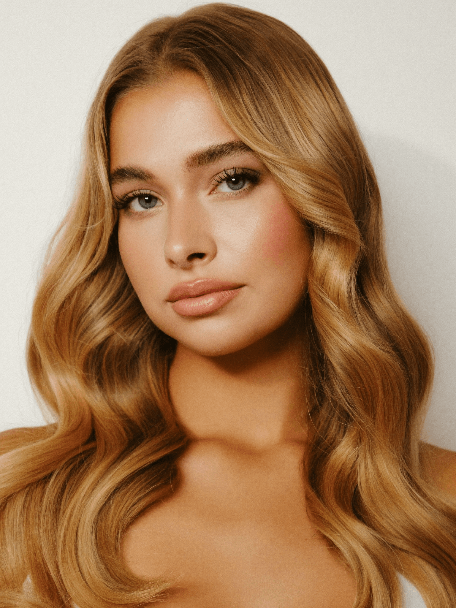 Kunde nach dem Skin Fade bei Salon Élite – sauberer Taper mit Textur oben